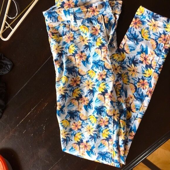 Truth and Theory stretch floral print white background jeans jeggings six - Picture 3 of 7